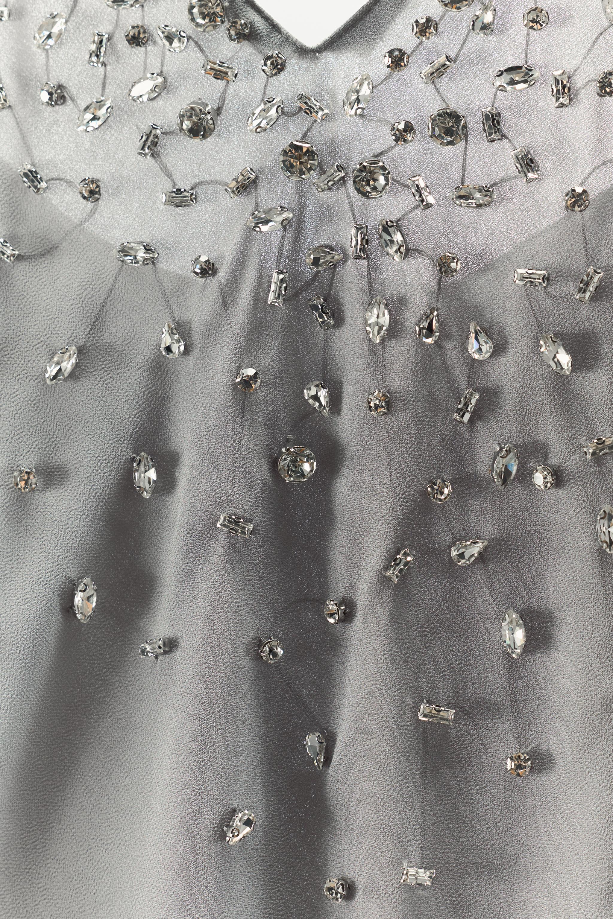 ROBE EN CRÊPE GEORGETTE À BRETELLES ET BIJOUX